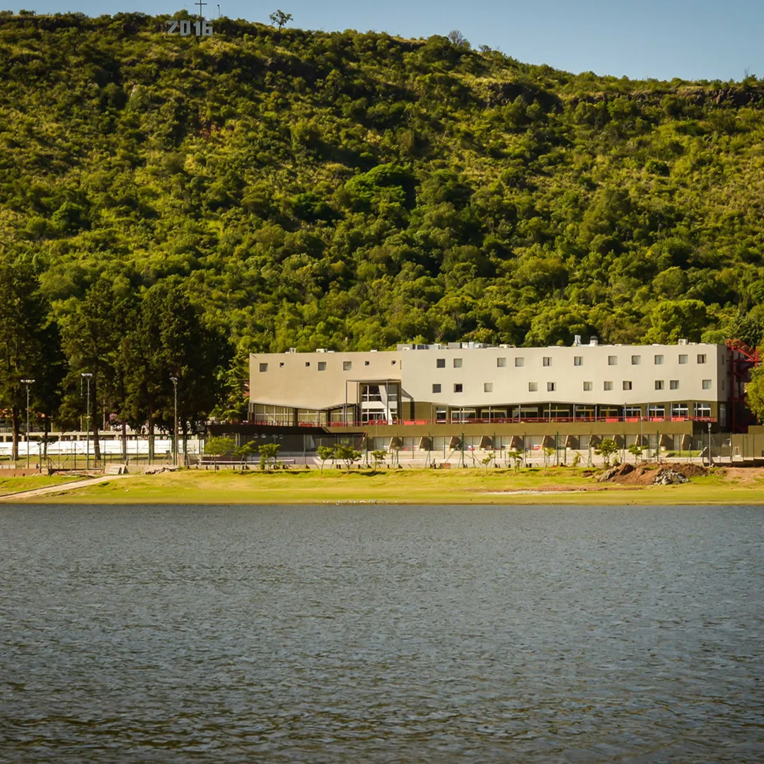 VILLA DEL DIQUE CON PARQUE DE TULIPANES